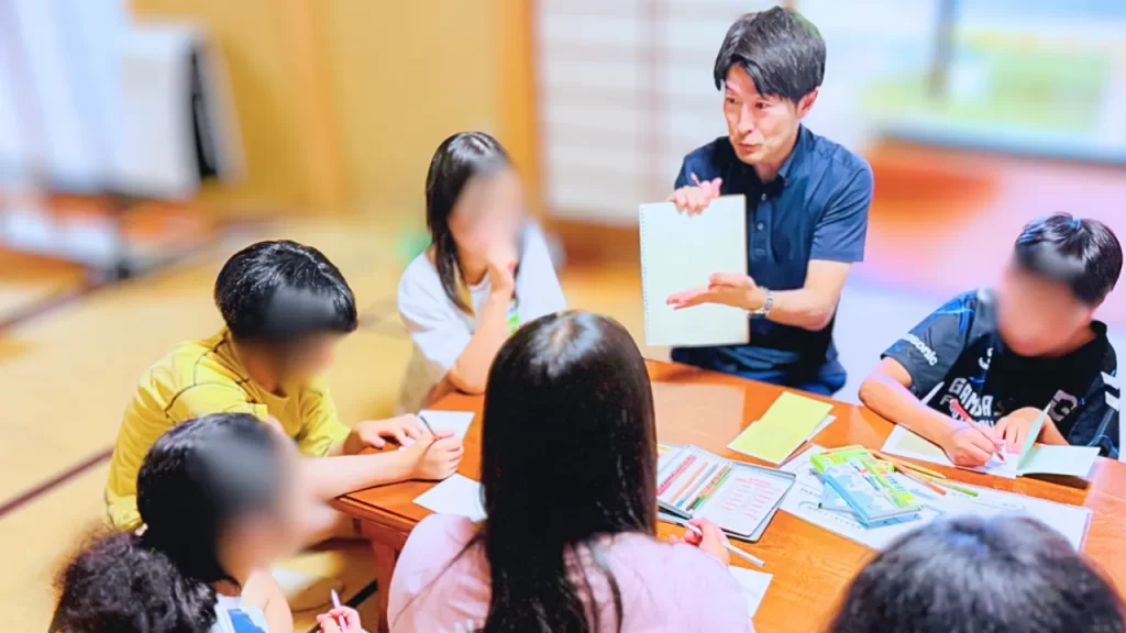 フリースクールでの絵本作りの様子