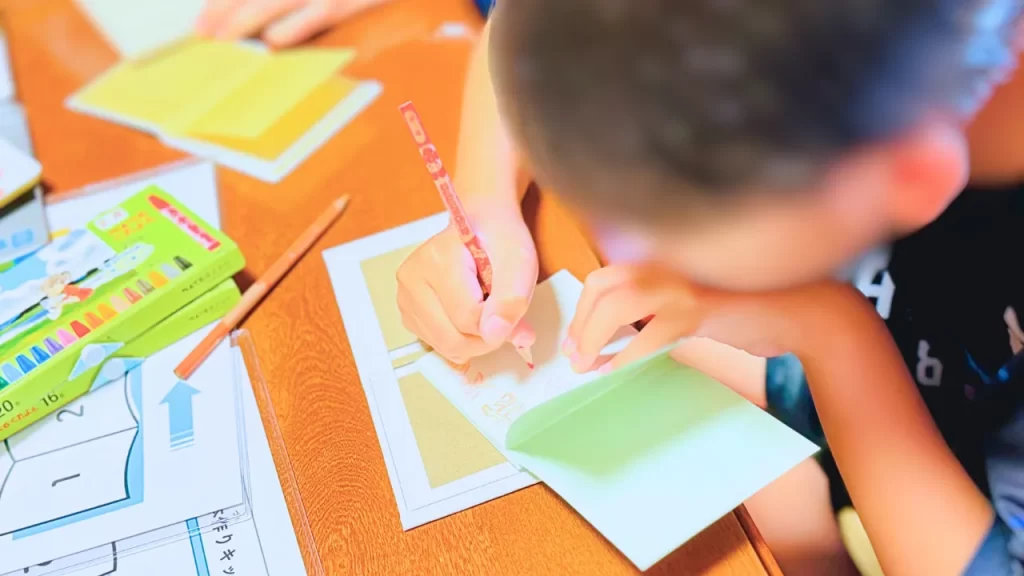 フリースクールでの絵本作りの様子