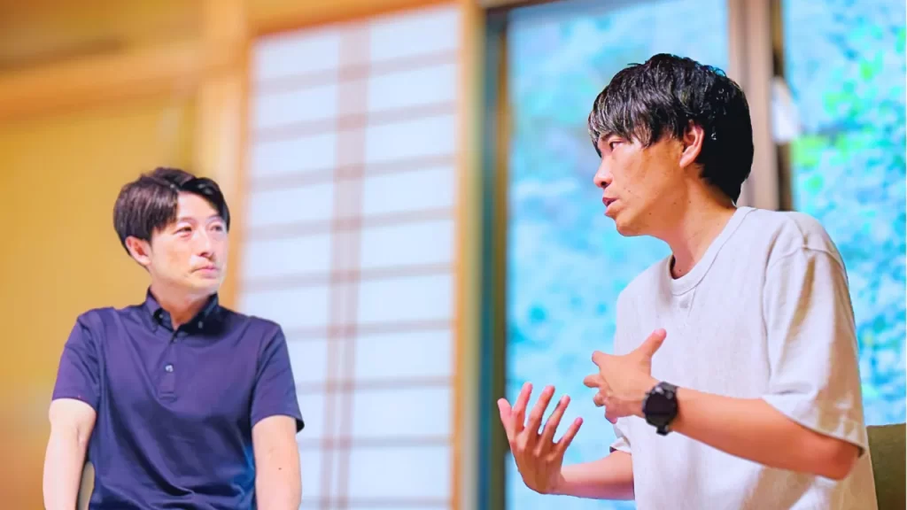 生徒の絵本作りを語るフリースクールの先生