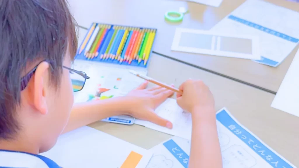 図書館での絵本作りワークショップの様子